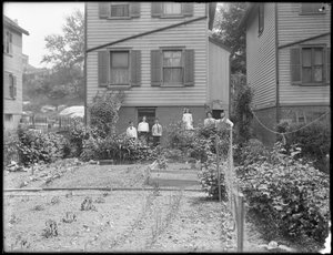 Familie posiert neben ihrem Gemüsegarten im Hinterhof, Inwood, New York, ca. 1910