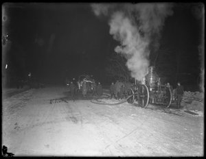 Feuerwehrautos (pferdegezogen) auf einer Schotterstraße bei Nacht, Inwood Hill, 1914