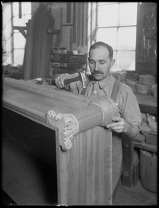 Anbringen des Ornaments an einem Holzkasten, Oneida, New York, 3. April 1916