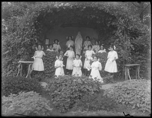 Abschlussklasse von Mädchen aus dem römisch-katholischen Waisenhaus vor der Grotte mit ihren Diplomen, 1912