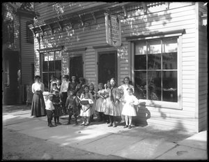 Gruppe von Kindern vor der Whitestone-Filiale der Queens Borough Public Library, ca. 1912