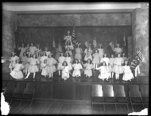 Gruppenporträt von kleinen Mädchen während einer Aufführung, wahrscheinlich das römisch-katholische Waisenhaus, Kingsbridge, Bronx
