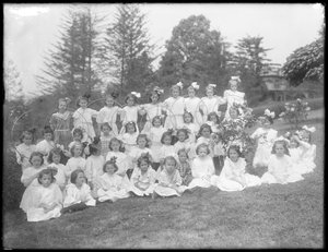 Gruppenporträt von nicht identifizierten kleinen Mädchen, wahrscheinlich das römisch-katholische Waisenhaus, Kingsbridge, Bronx, ca. 1910 von William Davis Hassler