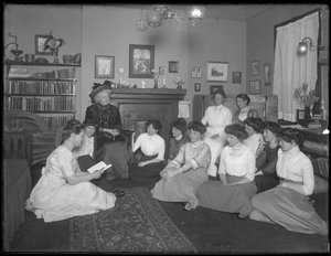 Harriet E. Hassler mit einer Gruppe junger Frauen, 206 W. 13th Street, New York, ca. 1912 von William Davis Hassler