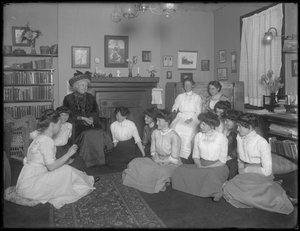 Harriet E. Hassler mit einer Gruppe junger Frauen, 206 W. 13th Street, New York, ca. 1912 von William Davis Hassler