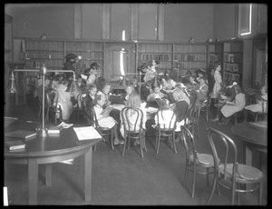 Innenansicht einer nicht identifizierten Filiale der Queens Borough Public Library, ca. 1910