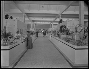 Innenansicht des 95th Street Market, Blick nach Süden, New York City