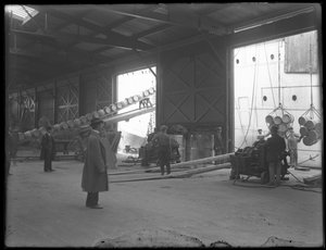 Innenlager am Dock, tragbare elektrische Winden werden zum Entladen des Schiffes verwendet, 31st Street, Brooklyn, 1912