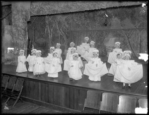 Kindergärtnerinnen auf der Bühne: sehr kleine Mädchen treten auf einer kleinen Bühne auf, wahrscheinlich das römisch-katholische Waisenhaus, Kingsbridge, Bronx, ca. 1911