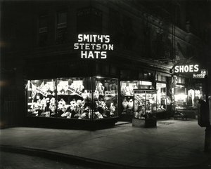 Beleuchtete Schaufenster, die Smith