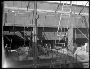 Beladen eines Dampfschiffs vom Oberdeck, Chelsea Piers, New York, 1912 von William Davis Hassler