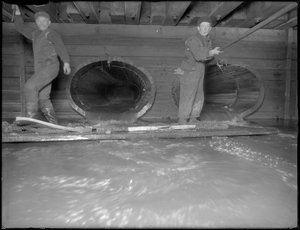 Männer arbeiten im Kanal der W. 129th Street, New York