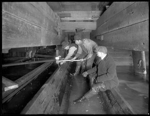 Männer arbeiten im Abwasserkanal der W. 129th Street, New York, ca. 1911