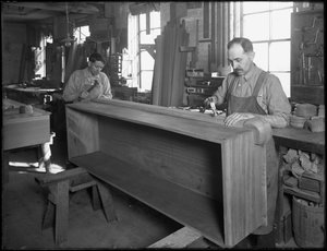 Nageln des Bodens eines Holzsarges, Oneida, New York, 3. April 1916