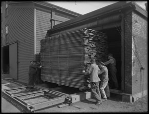 Entfernen von Holz, das für die Herstellung von Särgen verwendet werden soll, aus dem Trockenofen, Oneida, New York, 3. April 1916