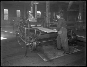 Laufendes Holz für die Sargherstellung durch eine Doppelflächenhobelmaschine, Oneida, New York, 3. April 1916