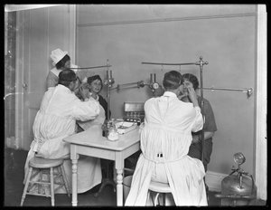 Zwei Patienten werden untersucht, Untersuchungsraum Nr. 2, Seton Hospital, Spuyten Duyvil, Bronx, 30. Oktober 1914 von William Davis Hassler
