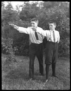 Zwei nicht identifizierte Jungen posieren mit gezielten Pistolen, Juli 1915