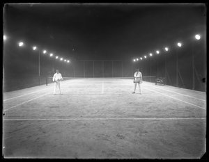 Zwei junge Männer auf einem unbekannten Sandtennisplatz bei Nacht, Juli 1915
