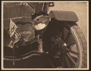 Nahaufnahme von beschädigtem Scheinwerfer und Kühlergrill eines Autos von William G. Swekosky