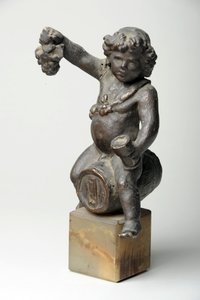 Putto auf einem Weinfass von William Hamo Thornycroft