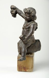 Putto auf einem Weinfass (bemalter Gips) von William Hamo Thornycroft