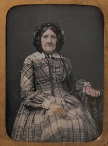 Sitzende ältere Frau mit kariertem Kleid und Haube, 1854-60