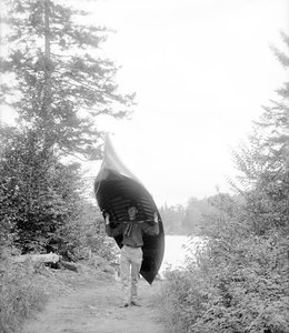 Kanu tragen in den Adirondack Mountains