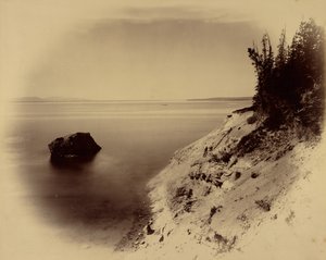 [Unbekannte westliche Landschaft mit See und großem Felsen vor der Küste]