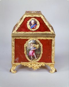 George III Kasten mit einer Uhr im Stil von James Cox, um 1770