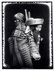 Navaho-Frau mit einem Kind auf dem Rücken, um 1914