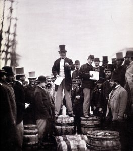 Szene einer politischen Rede auf der Straße: Der Mann steht auf einem Fass und spricht zu einer ausschließlich männlichen Menge. Fotografie von William Notman (1826-1891), Musee McCord Museum, Montreal. Ende des 19. Jahrhunderts