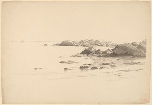 Felsiger Strand mit entfernten Booten