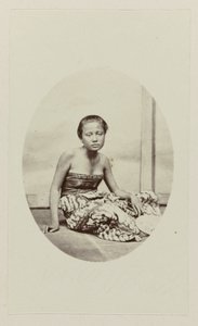 Sitzendes Mädchen