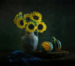 Stimmungsvolle Sonnenblumen und Kürbisse