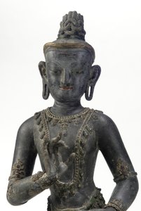 Nepalesisch-chinesischer Bodhisattva (Lack, Stoff, Spuren von Blau, Gold und grüner Farbe & Blattgold) von Yuan Dynasty Chinese School