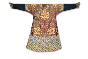 Kaiserliches kastanienbraunes besticktes Gazedrachengewand, Mangpao, Qianlong-Periode von Zong Fengying