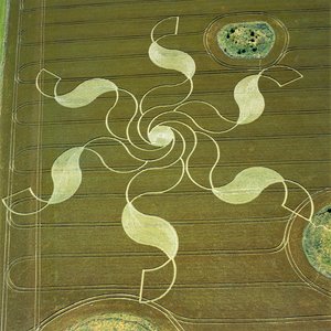 Kornkreis im Weizenfeld, Stonehenge, Wiltshire, 4. Juli 2002 (Luftaufnahme)