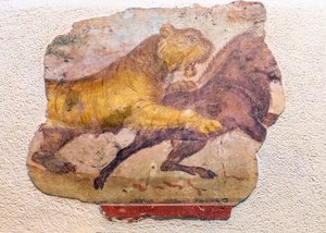 Detail eines römischen Wandgemäldes eines Löwen, der ein Pferd angreift., 2021 (Foto) von . .