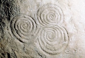Detail der kurvilinearen Felsgravuren im Newgrange Passage Tomb aus der Steinzeit von Georg Carl Heinrich Dollmann