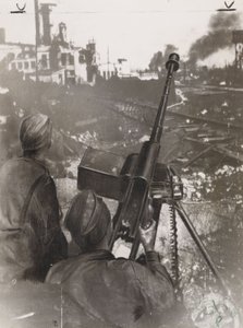 Zweiter Weltkrieg (1939-1945): zwei russische Panzerabwehrschützen verteidigen eine Fabrik in der Nähe einer Eisenbahnstrecke während der Schlacht von Stalingrad (Russland) im Jahr 1942