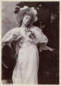 Edwardianisches Porträt, Frau im Spitzenkleid von John Pardon