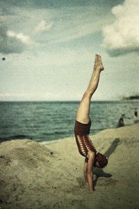 Eva macht einen Handstand, um 1920er