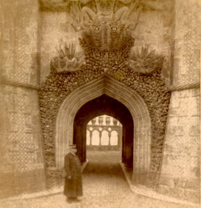 Wache vor dem Eingang zum Palast von Pena (Palácio da Pena), Sintra, Lissabon, Portugal ca. 1888 von Frederick (attr. to) Barnard