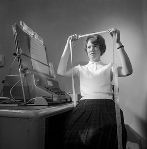 Modell 803 Computer: Ingenieurin arbeitet an der Bandkorrektur