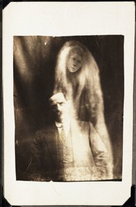 Paranormales Phänomen: Porträt eines Mannes und des Geistes seiner Frau, die hinter ihm erscheint, ca. 1920 (Fotografie von William Hope)