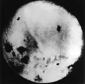 Fotografie der Rückseite des Mondes, aufgenommen und zur Erde übertragen von der sowjetischen Mondsonde Luna 3