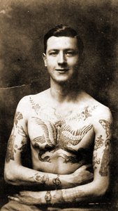 Porträt eines Mannes mit aufwendigen Tätowierungen, ca. 1920
