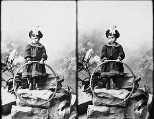 Porträt eines Mädchens in Matrosenkleidung (stereoskopisches Foto) von Henry Charles Fehr