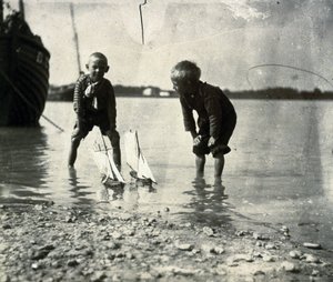 Strandszene, Porträt von zwei Jungen, um 1900-1905 von Frederick (attr. to) Barnard